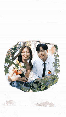 스케치영상(릴스) 예시 2: 붉은 벽돌담과 숲길에서 웃으며 걷는 커플