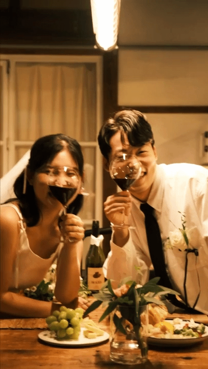 스케치영상(릴스) 예시 1: 와인잔을 들고 웃는 커플
